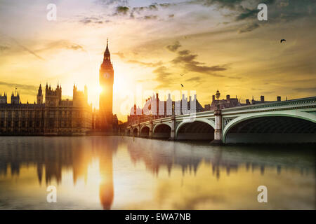 El Big Ben y Westminster Bridge al anochecer, Londres, Reino Unido.
