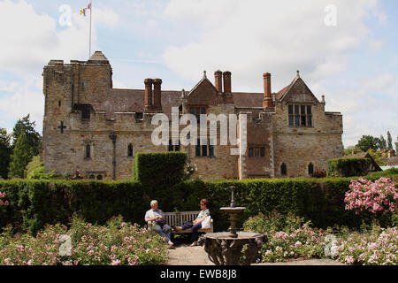 Pareja de ancianos, disfrutar de los jardines en el Castillo de Hever en Kent UK Foto de stock