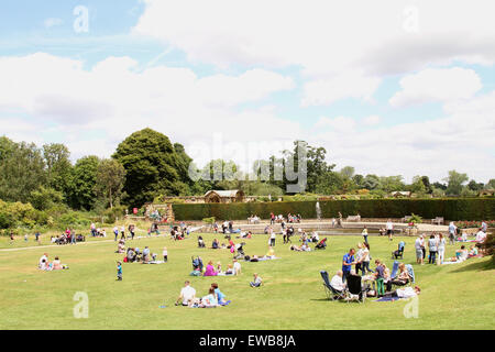 Las familias pueden disfrutar de picnics en el Inglés de verano en el Castillo de Hever en Kent UK Foto de stock