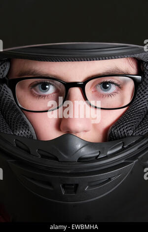 Joven Motociclista llevar casco negro