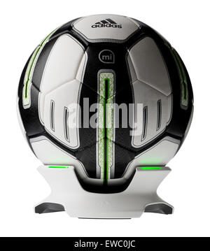 Adidas MiCoach football. de capacitación. ball. Pelota entrenamiento con sensor integrado Fotografía de - Alamy
