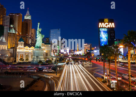 Las Vegas Boulevard "La Franja" larga exposición Night Shot. Vista del MGM Grand Hotel y Hotel New York New York