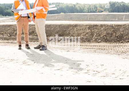 Bajo la sección de ingenieros con planos de pie al sitio en construcción