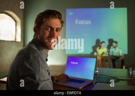 Retrato del empresario gestión presentación audiovisual sobre Focus Foto de stock