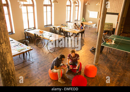 Reunión de empresarios creativos en Office Foto de stock