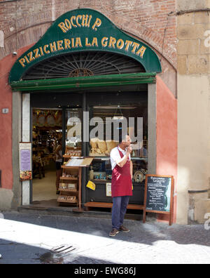 Hombre italiano fuera de Deli, Lucca, Italia Foto de stock