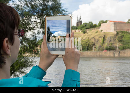 Turismo, jóvenes mujeres turistas tomando fotos de la vista en Praga, República Checa. Foto de stock