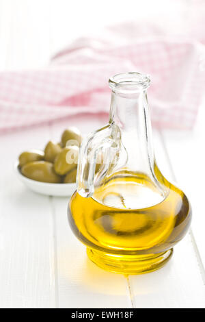 El aceite de oliva en la mesa de la cocina