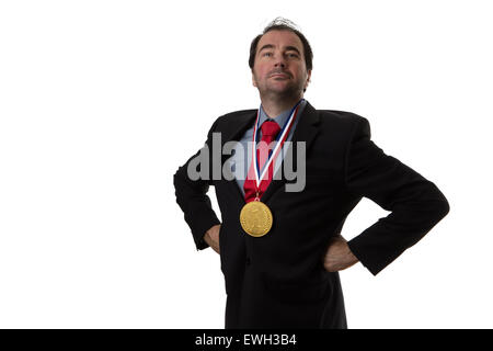 Hombre de negocios vistiendo un chocolate medalla de oro alrededor de su cuello Foto de stock