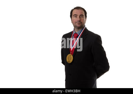 Hombre de negocios vistiendo un chocolate medalla de oro alrededor de su cuello Foto de stock