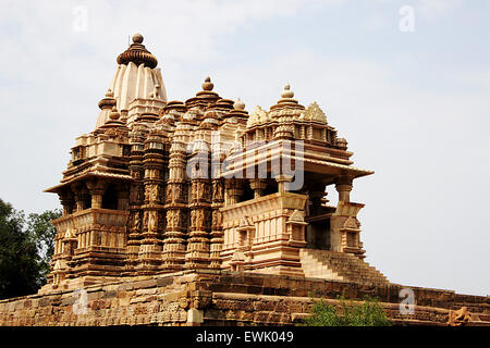 Dedicado a Surya, el dios sol Templo Chitragupta bajo el Grupo Occidental de Templos de Khajuraho, Madhya Pradesh, India, Asia Foto de stock