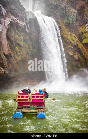 Turistas en las cascadas de Ouzoud, rafting, Beni Melal, Marruecos, África Foto de stock