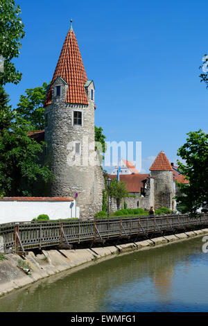 Muralla y torres por el río Abens, Abensberg, Baja Baviera, Baviera, Alemania Foto de stock