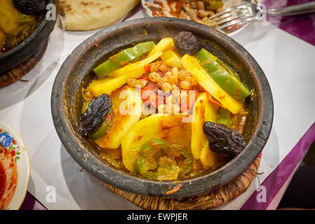 Comida marroquí - tajine tajine servido en la plaza Djemaa el-Fna, Marruecos Foto de stock