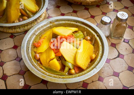 Cocina tradicional marroquí tajine tajine servido en un restaurante en la plaza Djemaa el-Fna, Marrakech, Marruecos Foto de stock