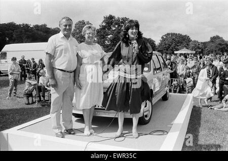 El espejo organizó un día de Disney para los niños a Lord y Lady Bath Longleat House, en Wiltshire. Un gran día de diversión en el que Ghislaine Maxwell entregó un cheque de £2000 por Save the Children Fund. 13 de septiembre de 1985.