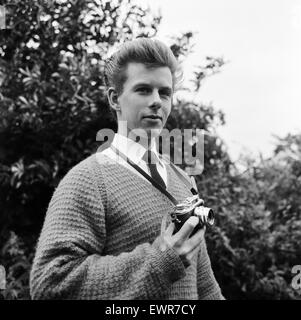 23 años Gordon Faulkner en su jardín, sosteniendo la cámara con la que ha fotografiado a 'la cosa' OVNI sobrevolando Warminster. El 9 de septiembre de 1965. Foto de stock