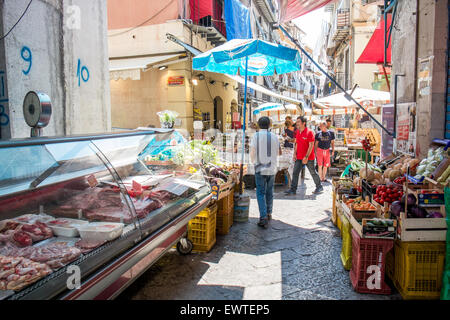 Mercato Il Capo es uno de varios famosos mercados al aire libre en Palermo, Sicilia Foto de stock