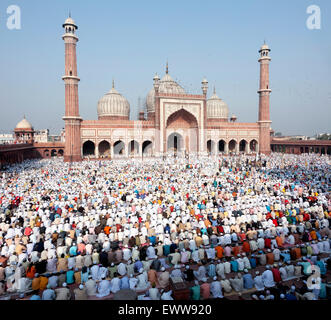 Fiesta de Eid-ul-Fitr se celebra en la mezquita Jama Masjid en vieja Delhi, India. Foto de stock