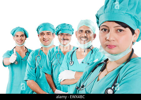 5 colega médico cirujano indio pose permanente Foto de stock