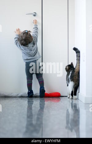 Baby Girl intenta abrir la puerta a su gato