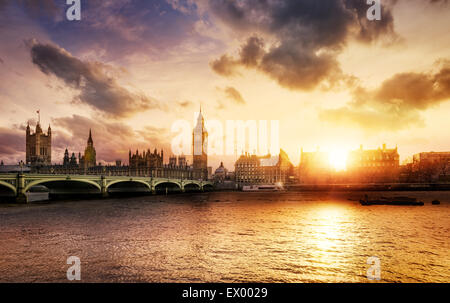 El Big Ben y Westminster Bridge al anochecer, Londres, Reino Unido.