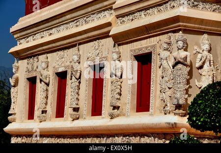 Chiang Mai, Tailandia: Thai khong figuras decoran la antigua librería de repositorio en el Wat Phra Singh