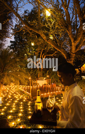 Una especial 500 Candel cena con el camarero al anochecer. La Residence Phou Vao hotel. En Luang Prabang, Laos Foto de stock