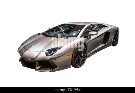 Primer plano de un lujoso coche deportivo Lamborghini Aventador aislado  sobre un fondo blanco Fotografía de stock - Alamy