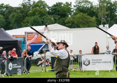 Un hombre dispara a una antigua flintlock musket Foto de stock