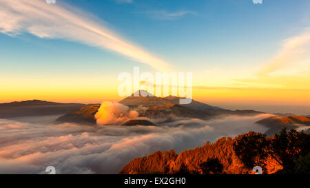 Mt.Bromo,Mt.Semeru,Mt.Batok cubierto de niebla y gases de azufre.Estos son algunos de los volcanes activos en Java Oriental, Indonesia Foto de stock