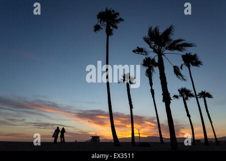 Dos amigos, ver la puesta de sol sobre las montañas de Santa Mónica, Venice, California.