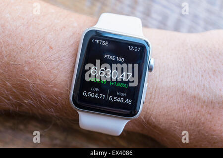 Resumen de la evolución del mercado bursátil FTSE mostrando en un Apple Watch Foto de stock