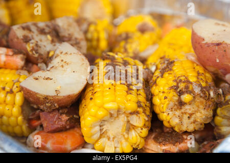 Un país tradicional bajo hervir con papas rojas, la mazorca de maíz, y el  camarón Fotografía de stock - Alamy