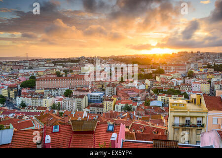 Lisboa, Portugal ciudad vieja skyline al atardecer. Foto de stock
