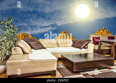 Salón vacío con angulares o sofá y mesa baja. Interior de diseño clásico y  moderno, con azul y rojo poco sky Fotografía de stock - Alamy