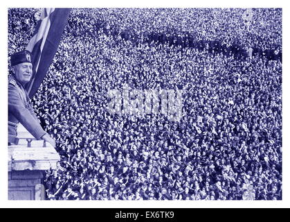 Benito Mussolini (1883 - 28 de abril de 1945) político italiano, periodista y dirigente del partido fascista Nacional aborda un rally 1933 Foto de stock
