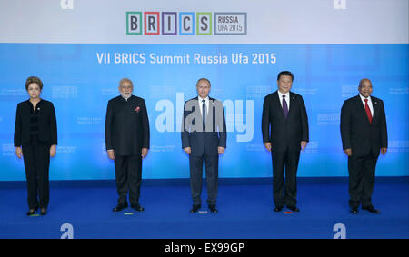 (150709) -- UFA, 9 de julio de 2015 (Xinhua) -- El presidente de China, Xi Jinping, el presidente ruso, Vladimir Putin, el Presidente de Brasil, Dilma Rousseff, el Primer Ministro de la India, Narendra Modi y el Presidente sudafricano Jacob Zuma posar para fotos en la séptima cumbre BRICS en Ufa, Rusia, 9 de julio de 2015. (Xinhua/Pang Xinglei) (ZHS) Foto de stock