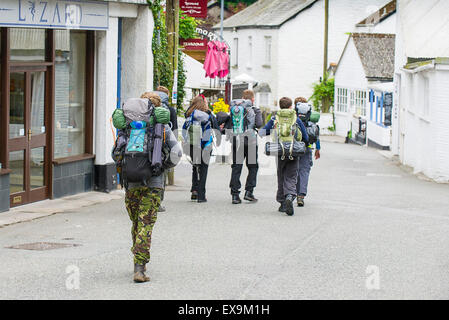 Los jóvenes en un curso de Outward Bound caminando a través de la aldea de Polperro, Cornwall. Foto de stock