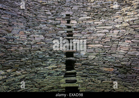 Más bien preservadas de Pictish torre desde la Edad de Hierro, unos 2.000 años de antigüedad, la estructura de ladrillo y cámaras interiores, isla de Mousa Foto de stock