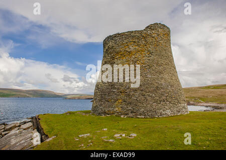 Más bien preservadas de Pictish torre desde la Edad de Hierro, unos 2.000 años de antigüedad, la isla de Mousa, Islas Shetland, Escocia Foto de stock