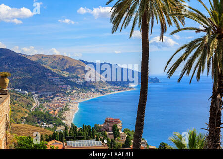 Alta Vista de Letojanni village y la playa en el distrito de Cabo Taormina, Messina, Sicilia, Italia Foto de stock