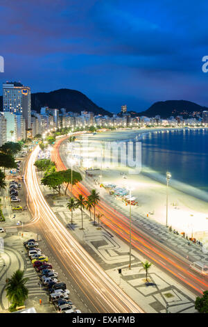 Por la noche, la playa de Copacabana, en Río de Janeiro, Brasil, América del Sur Foto de stock