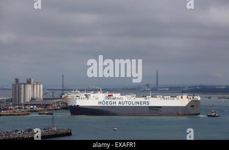 Hoegh Autoliners transporter nave Hoegh Tesoro foto dejando Southampton Docks Foto de stock