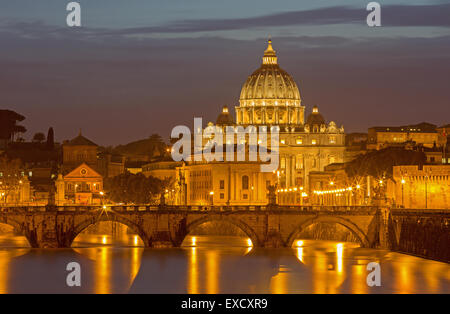 Roma - Ángeles bridge y la basílica de San Pedro en la tarde al anochecer Foto de stock