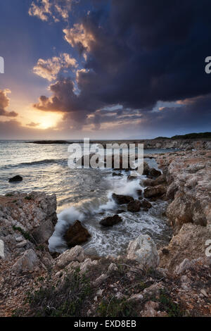 Favignana, las islas Egadi, Sicilia : bello atardecer en Cala Rotonda Foto de stock