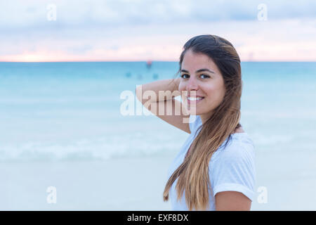 Retrato de mujer joven en Playa Blanca, isla de Boracay, Visayas, Filipinas