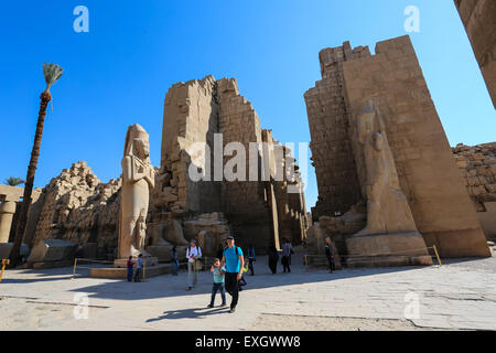Patio y la entrada al recinto de Amón, el templo de Karnak, Luxor, Valle del Nilo, Egipto Foto de stock