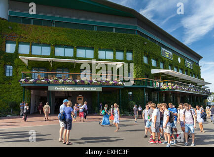 El centro de la cancha en el exterior y el South West Hall en el All England Lawn Tennis Club durante los campeonatos de Wimbledon 2015 Foto de stock