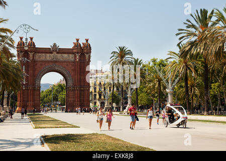 El Arc de Triomf (Arco de Triunfo) en uno de los extremos del Parc de la Ciutadella ( Parque Ciudadela ), Barcelona, España Europa Foto de stock